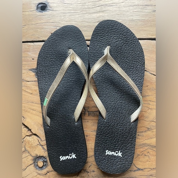 Sanuk Women's Yoga Black and Gold Metallic Flip Flops NWOT Size 10 - Picture 1 of 8
